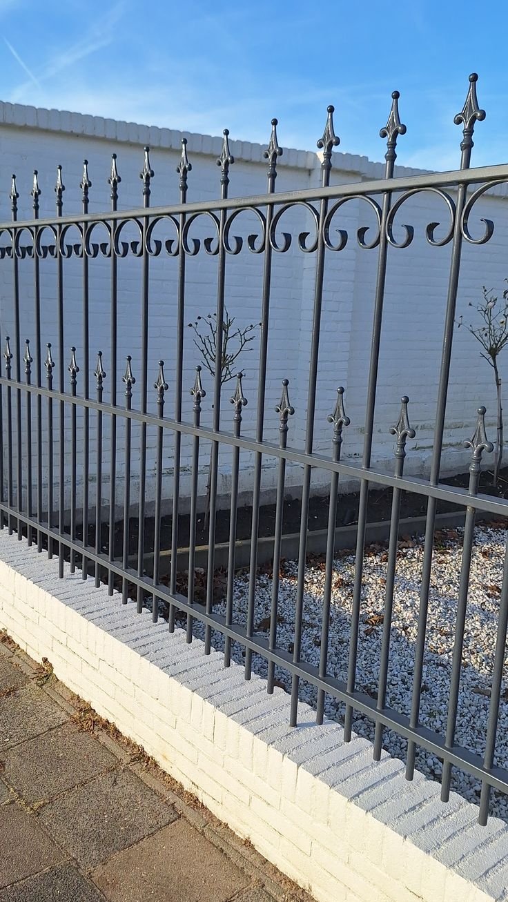 شبك حديد مشغول بتصاميم كلاسيكية (فيرفورجيه).